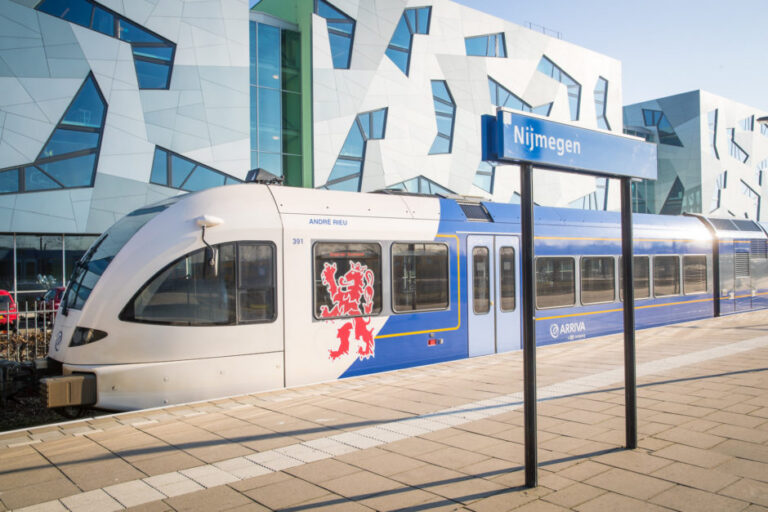 Elektrificeren van de trein door de spoorkuil